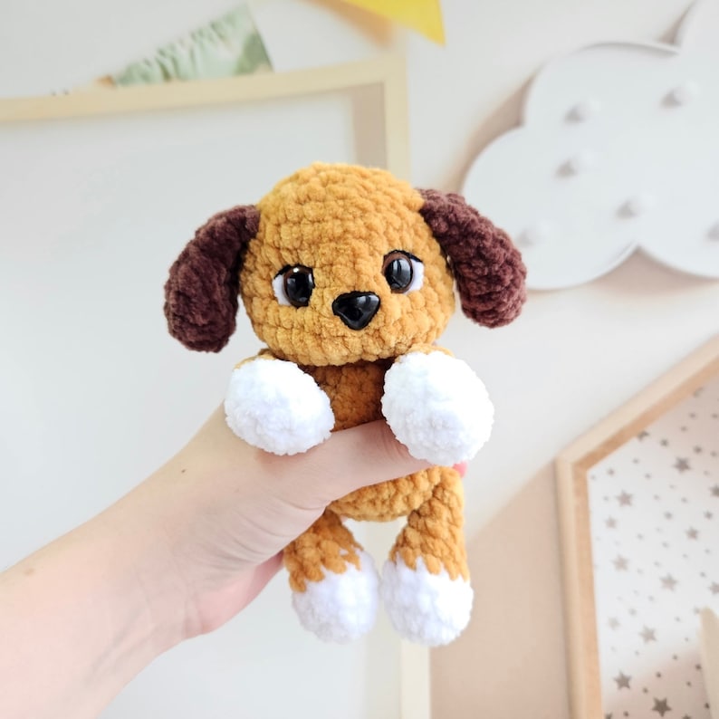 Mini Valp Pojke – En Bedårande Liten Hund att Virka