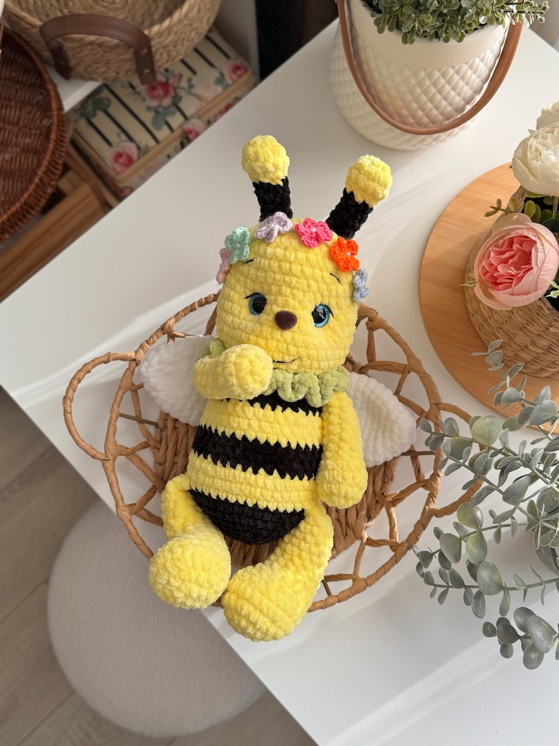 🐝 Bee – crochet pattern with floral headband