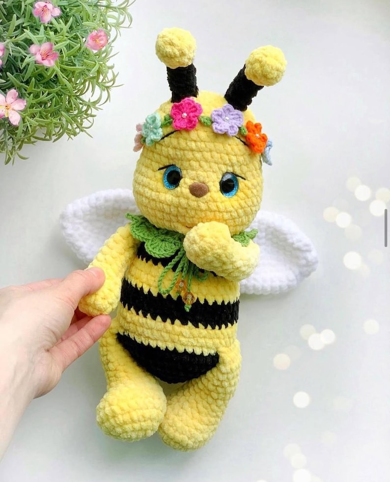 🐝 Bee – crochet pattern with floral headband