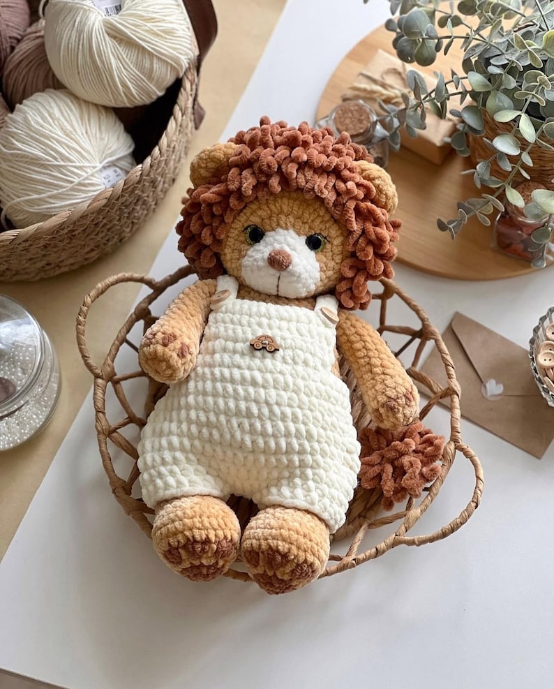 Lion – Crochet Pattern with Outfit