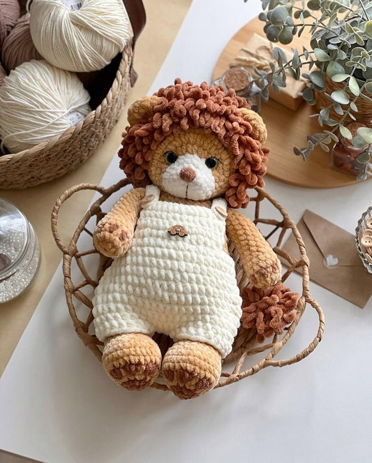 Lion – Crochet Pattern with Outfit