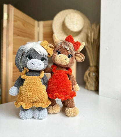 Virkmönster 3-i-1 – Ko, Åsna & Lamm med Kläder